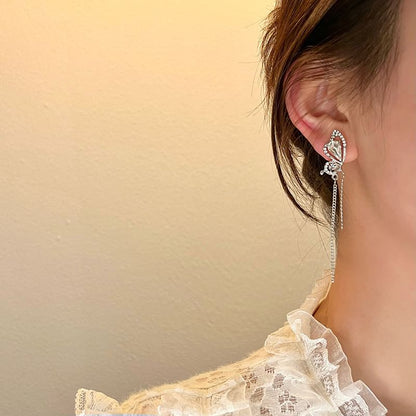 Asymmetrischer Tropfenohrring aus Legierung mit Strass und Schmetterling