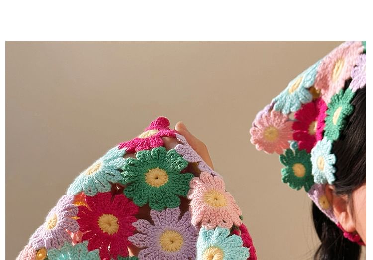 Dreieckiger Kopfschal mit Blumenmuster