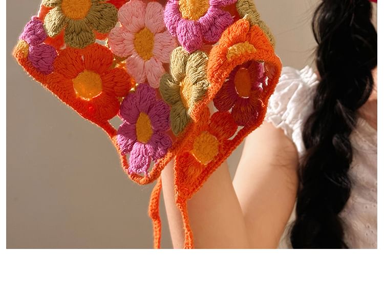 Dreieckiger Kopfschal mit Blumenmuster
