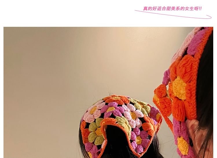 Dreieckiger Kopfschal mit Blumenmuster