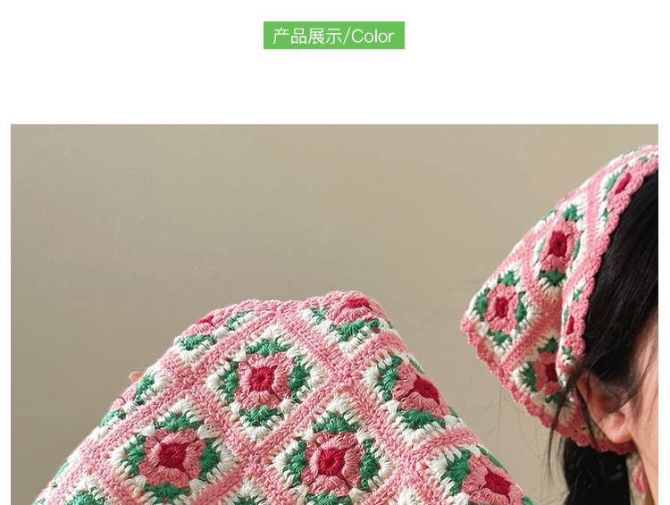 Dreieckiger Strickschal mit Blumenmuster und Karomuster