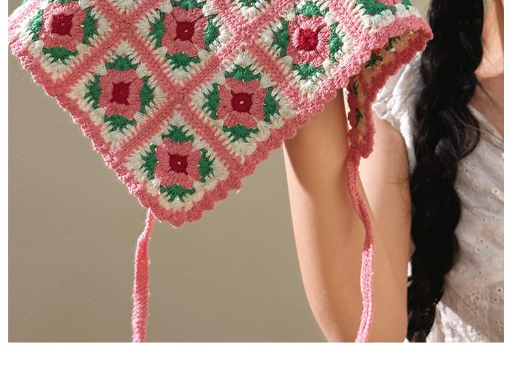 Dreieckiger Strickschal mit Blumenmuster und Karomuster