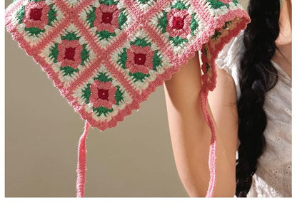 Dreieckiger Strickschal mit Blumenmuster und Karomuster