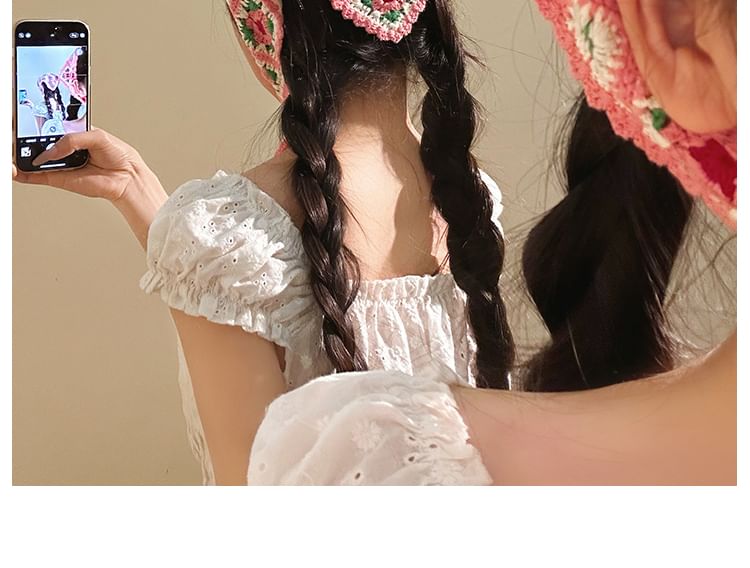 Dreieckiger Strickschal mit Blumenmuster und Karomuster