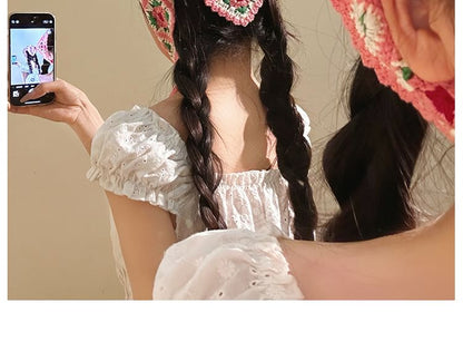 Dreieckiger Strickschal mit Blumenmuster und Karomuster