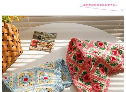 Dreieckiger Strickschal mit Blumenmuster und Karomuster