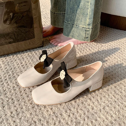 Pumps mit Blockabsatz und Blumenmuster, Mary-Toe, quadratische Jane-Schleife