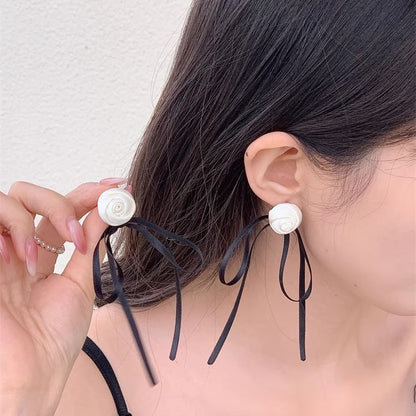 Blumen-Ohrstecker mit Band