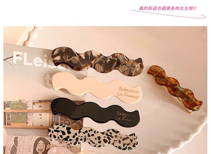 クリップヘアをウェーブ状にセット