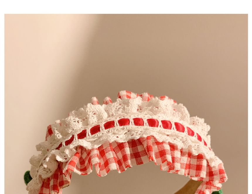 Detail kariertes Kirsch-Rüschen-Stirnband