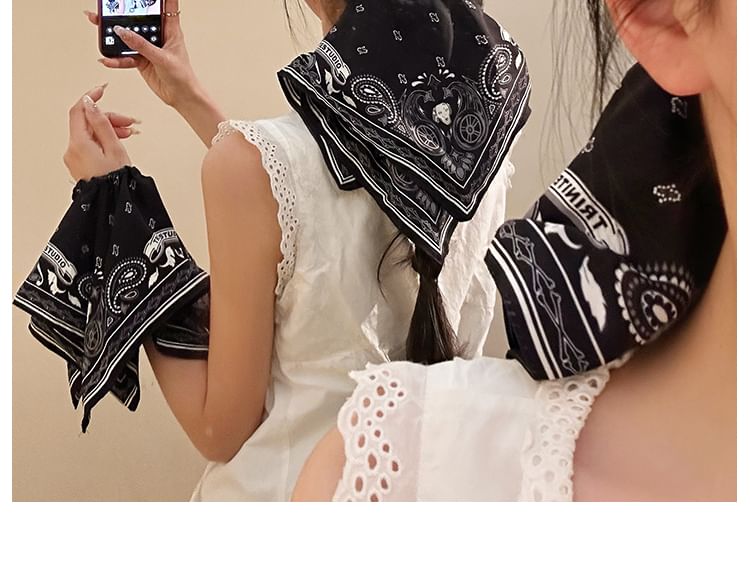 Quadratisches Haargummi mit Paisley-Print