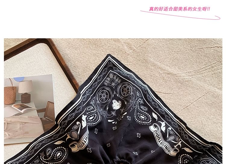 Quadratisches Haargummi mit Paisley-Print