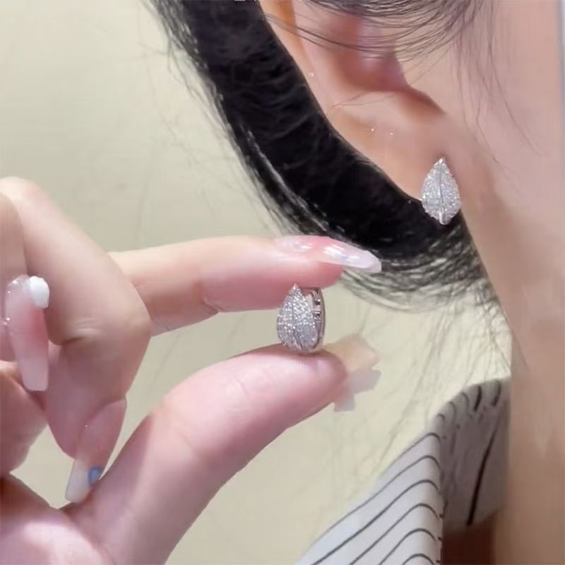 Strass-Ohrstecker mit Blattmotiv