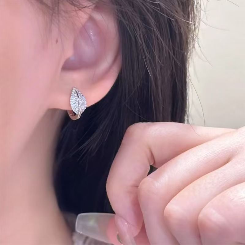 Strass-Ohrstecker mit Blattmotiv