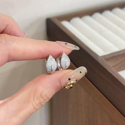 Strass-Ohrstecker mit Blattmotiv