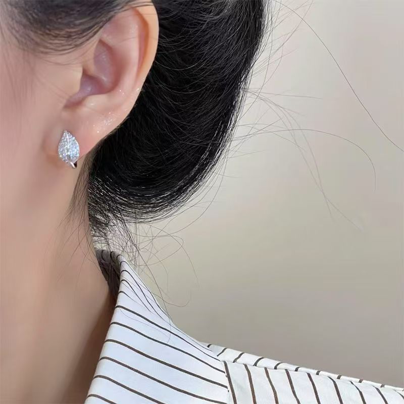 Strass-Ohrstecker mit Blattmotiv