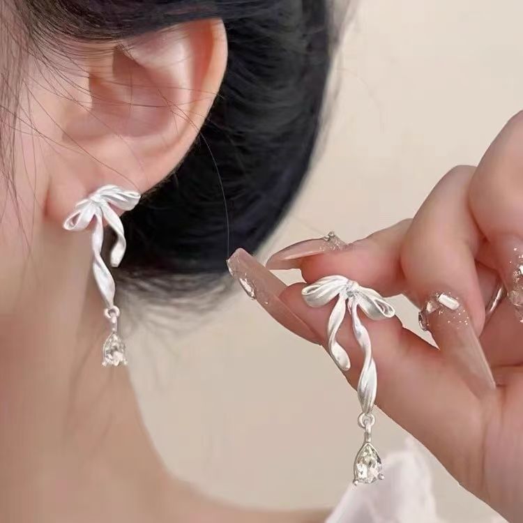 Bow Alloy Ear Cuff