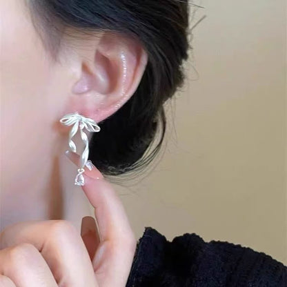 Bow Alloy Ear Cuff
