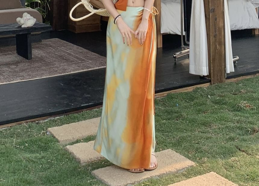 Knotenwickel-Krawatten-Fit / Mittelschmal geschnittenes Maxi-Camisole mit Neckholder und A-Linien-Oberteil und Rock, einfarbig, gefärbt