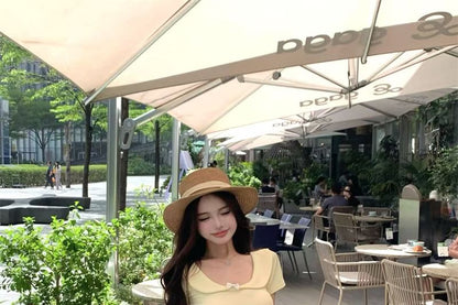 Kurzärmliges T-Shirt mit Schleife und U-Ausschnitt und schmalem Blumenmuster / A-Linien-Rock mit elastischer Taille