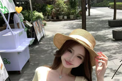 Kurzärmliges T-Shirt mit Schleife und U-Ausschnitt und schmalem Blumenmuster / A-Linien-Rock mit elastischer Taille