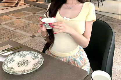 Kurzärmliges T-Shirt mit Schleife und U-Ausschnitt und schmalem Blumenmuster / A-Linien-Rock mit elastischer Taille