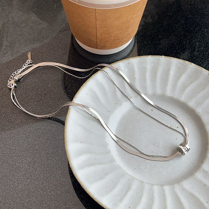 Halskette mit Schlangenkette und Kreisanhänger