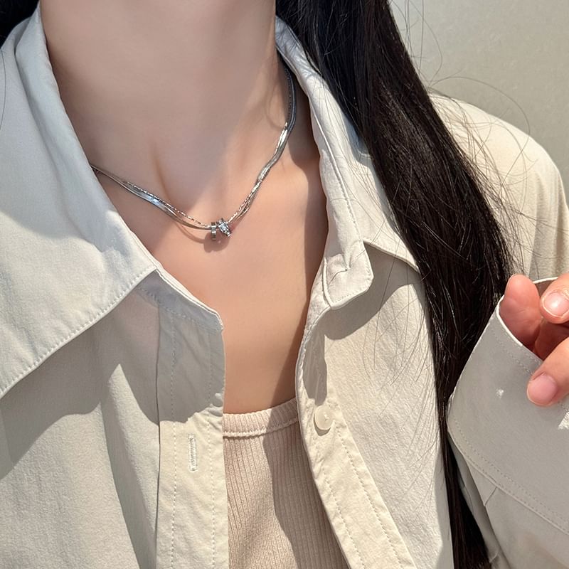 Halskette mit Schlangenkette und Kreisanhänger