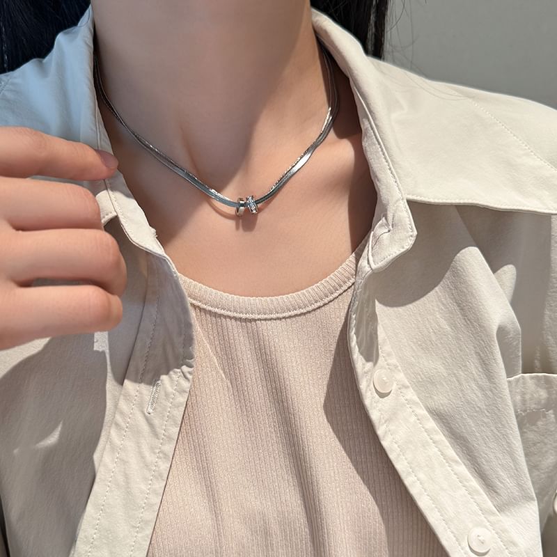 Halskette mit Schlangenkette und Kreisanhänger