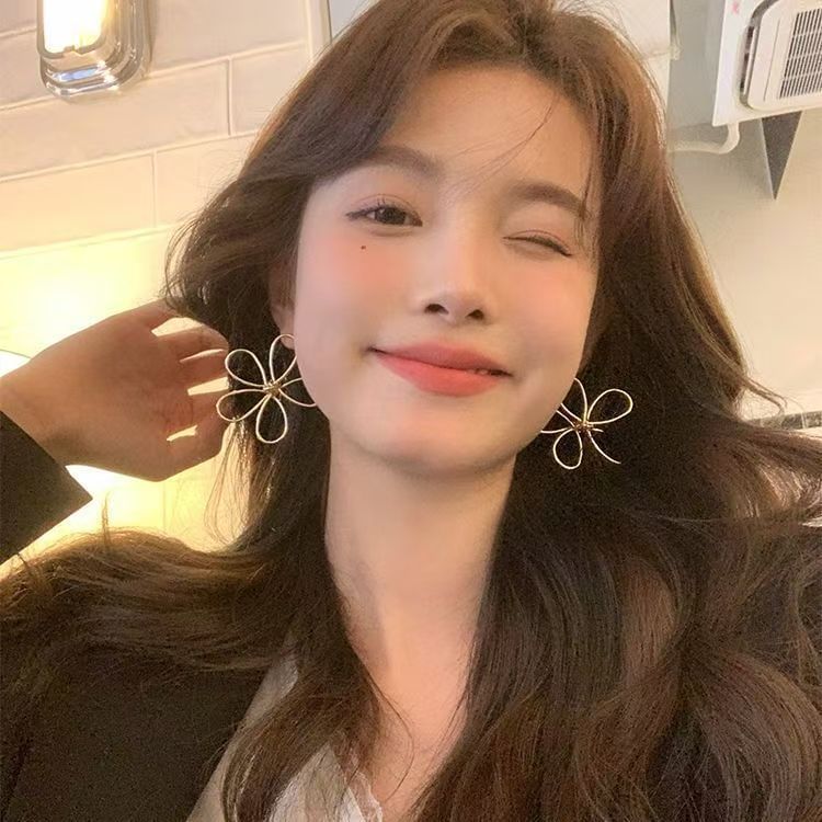 スタッド合金イヤリング 花のワイヤーワーク