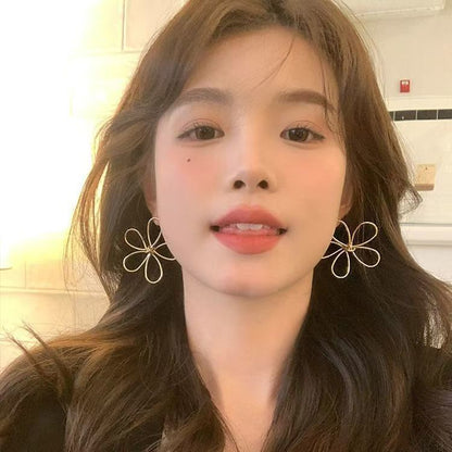 スタッド合金イヤリング 花のワイヤーワーク