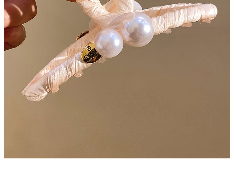 Faux Claw Pearl Hair