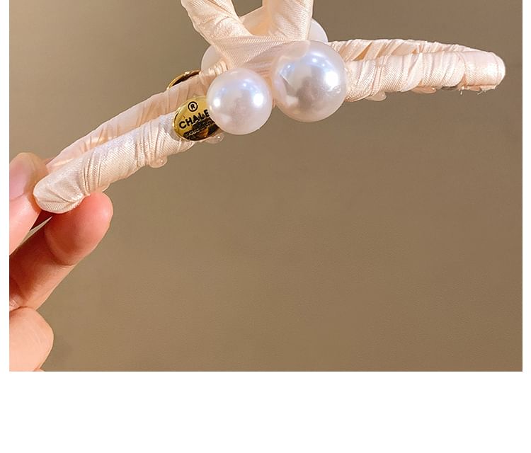 Faux Claw Pearl Hair
