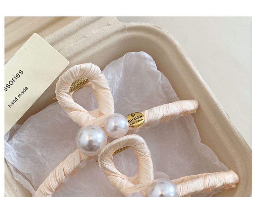 Faux Claw Pearl Hair