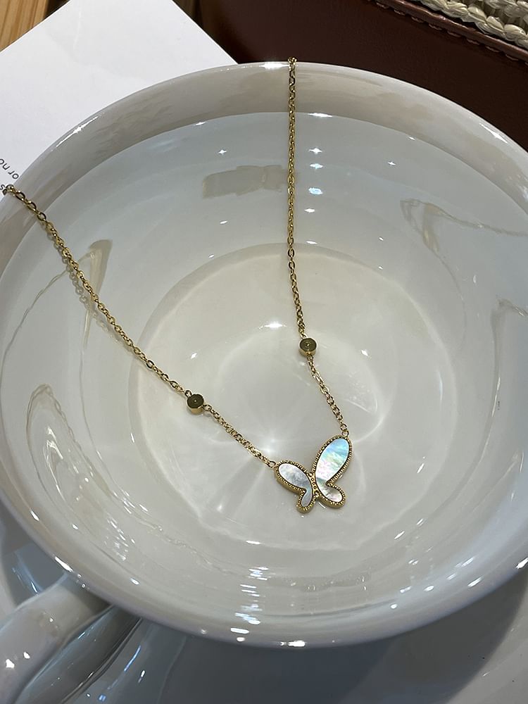 バタフライネックレスペンダント