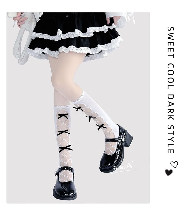 Wadenlange Socken mit Schleife und Cutout