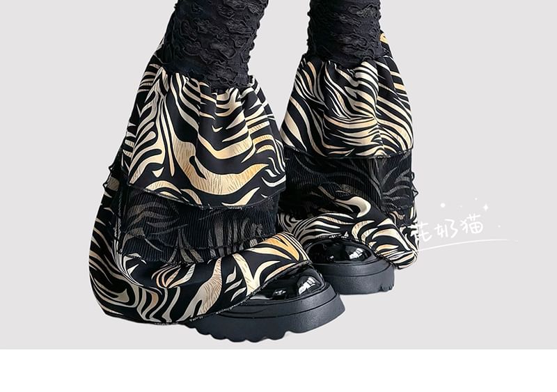 Beinwärmer mit Tiger-Print und Schnürung und Rüschen