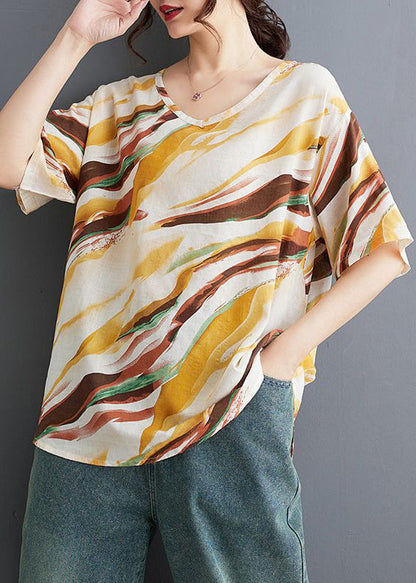 ゆったりとしたプリントの夏の赤いシャツネックテレビ