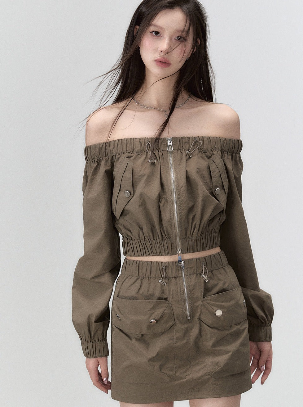 モードなオフショルダートップス＋ダブルポケットスカート