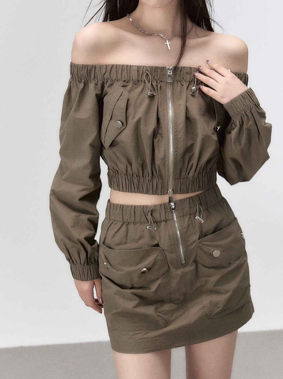 モードなオフショルダートップス＋ダブルポケットスカート