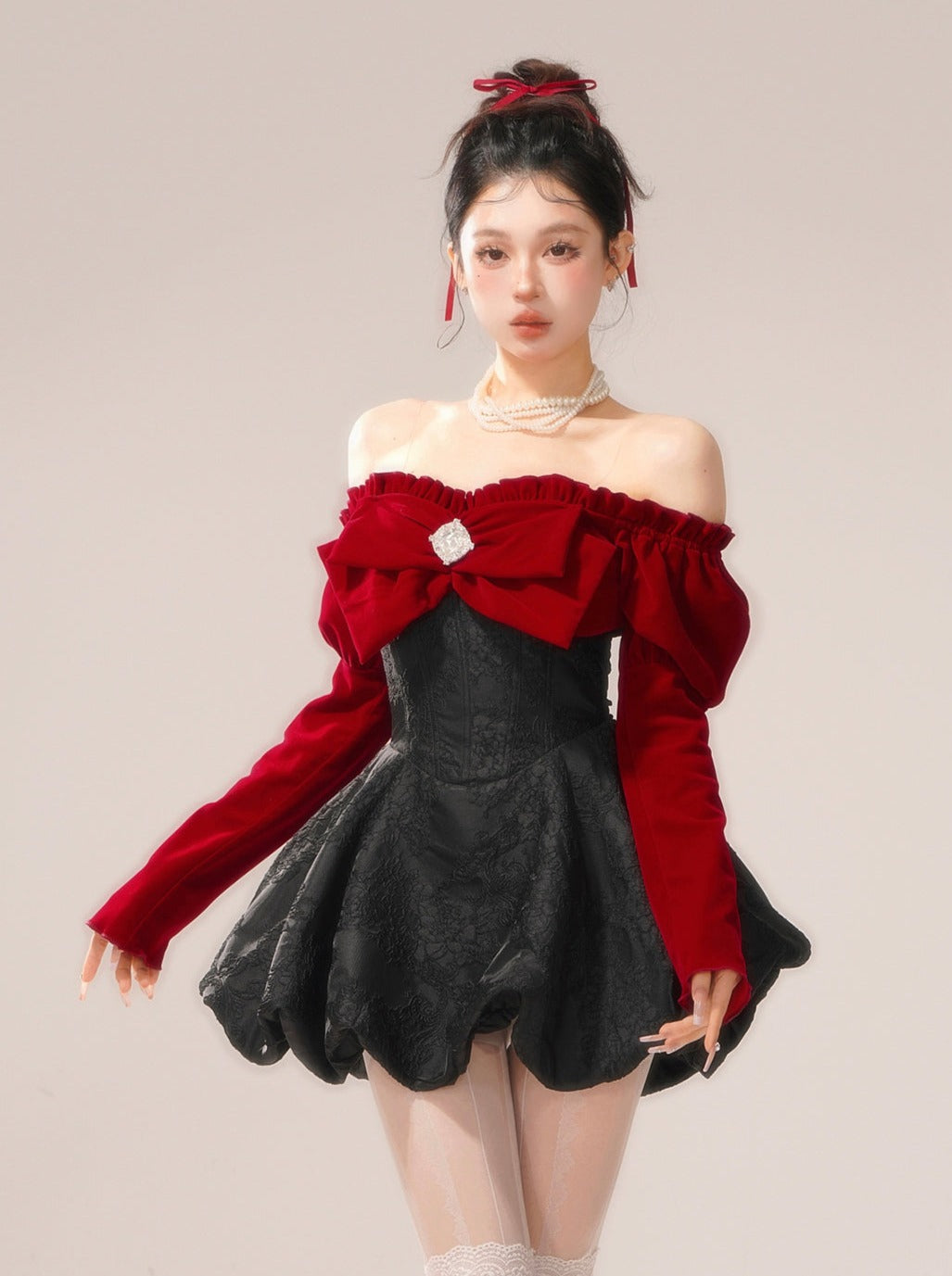 Schulterfreies Kleid mit großer Schleife und Center Jewel