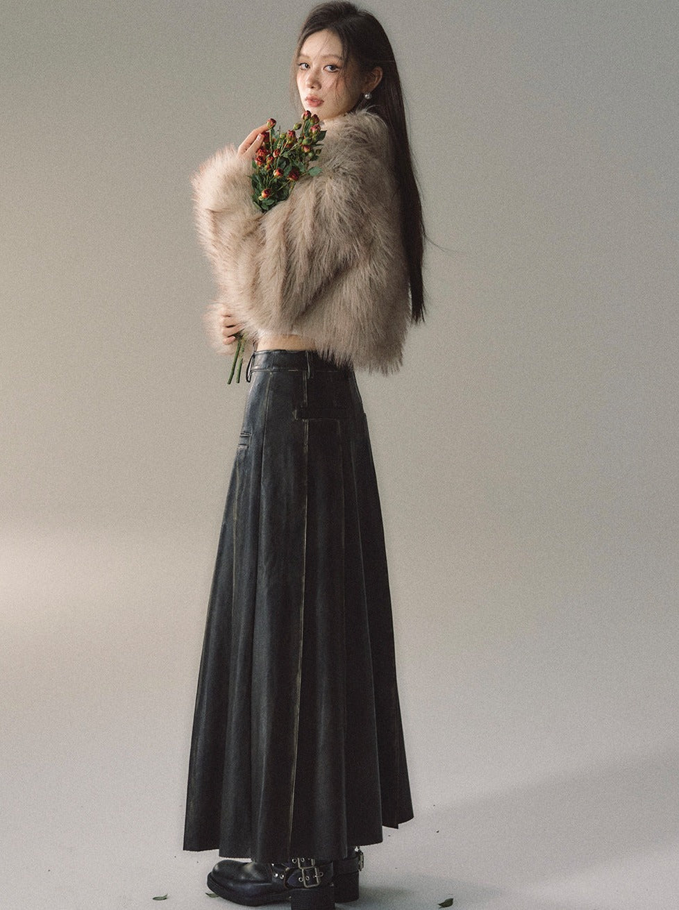 Langer schwerer Rock aus poliertem Leder