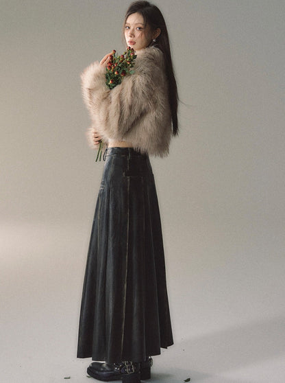 Langer schwerer Rock aus poliertem Leder