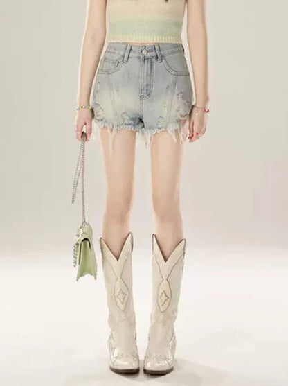 Niedrig geschnittene Jeansshorts mit beschädigten Fransen