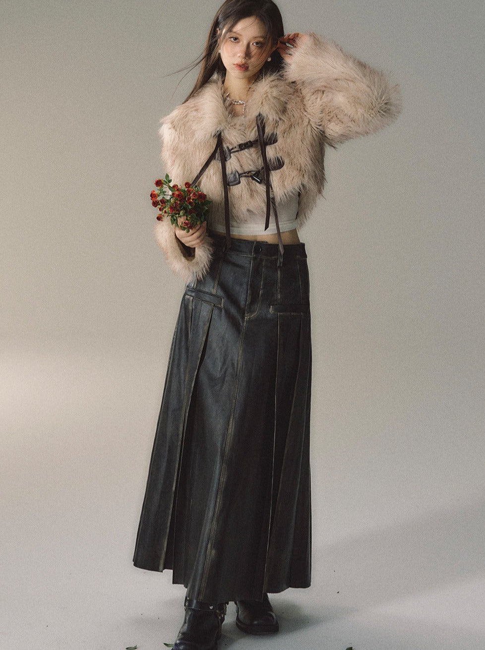 Langer schwerer Rock aus poliertem Leder