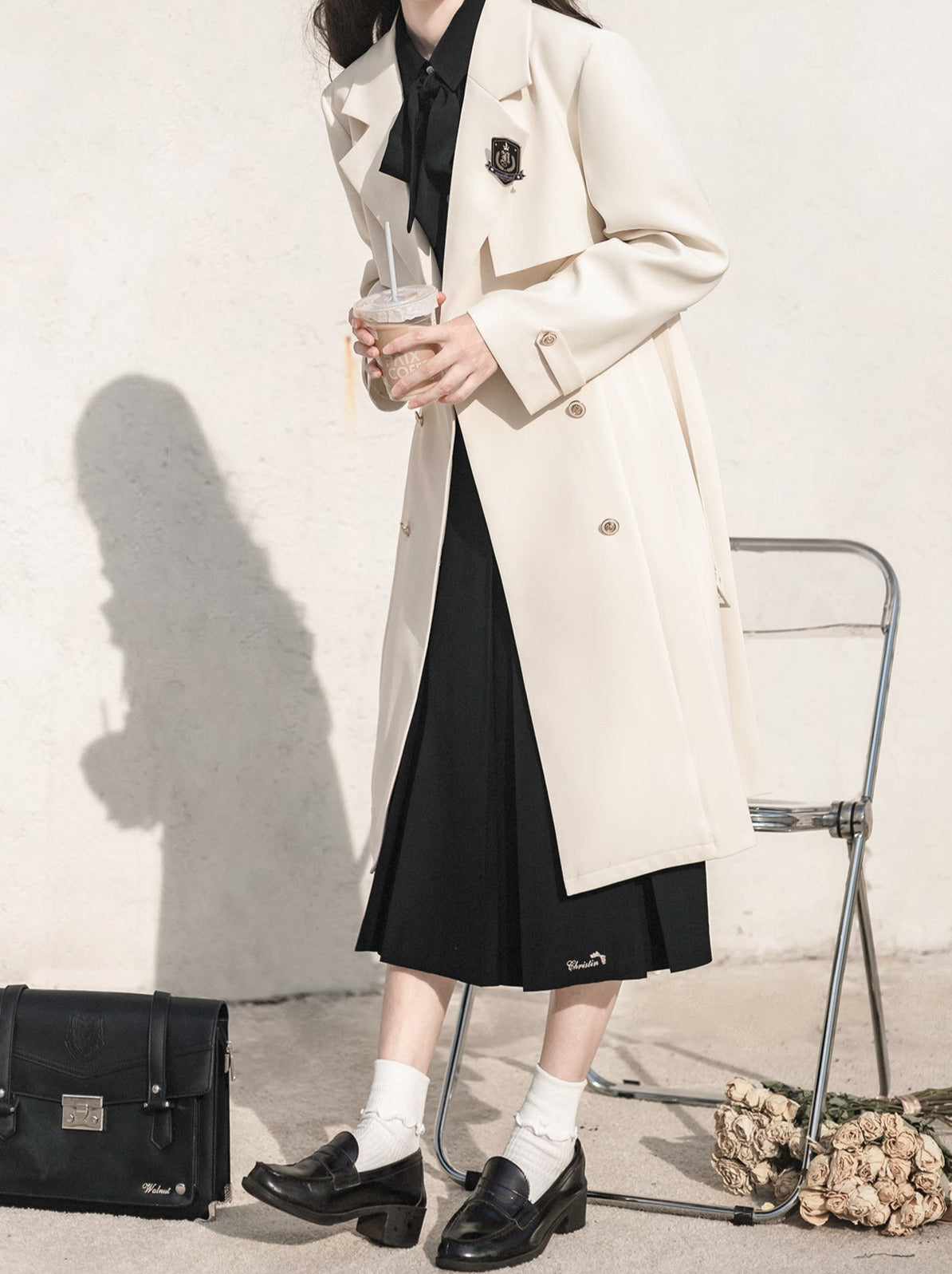 Rock + Faltenmantel Apricot Metall + Schwarzes Band College Shirt Gesticktes Abzeichen Trenchcoat