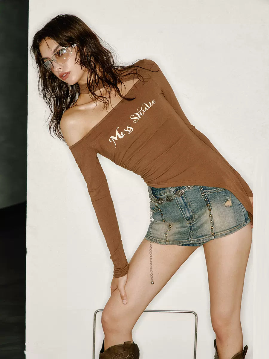 Asymmetrisches Top-Hals-Design mit Logo