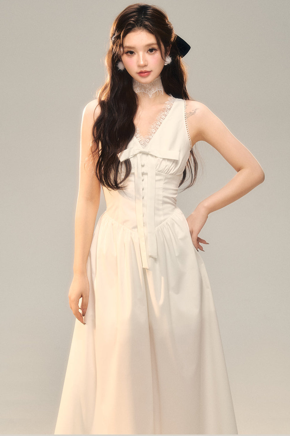 Französisches weißes rückenfreies Premium-Kleid