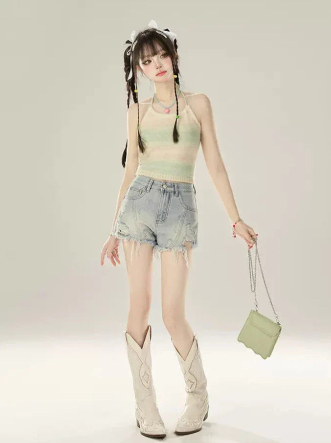 Niedrig geschnittene Jeansshorts mit beschädigten Fransen