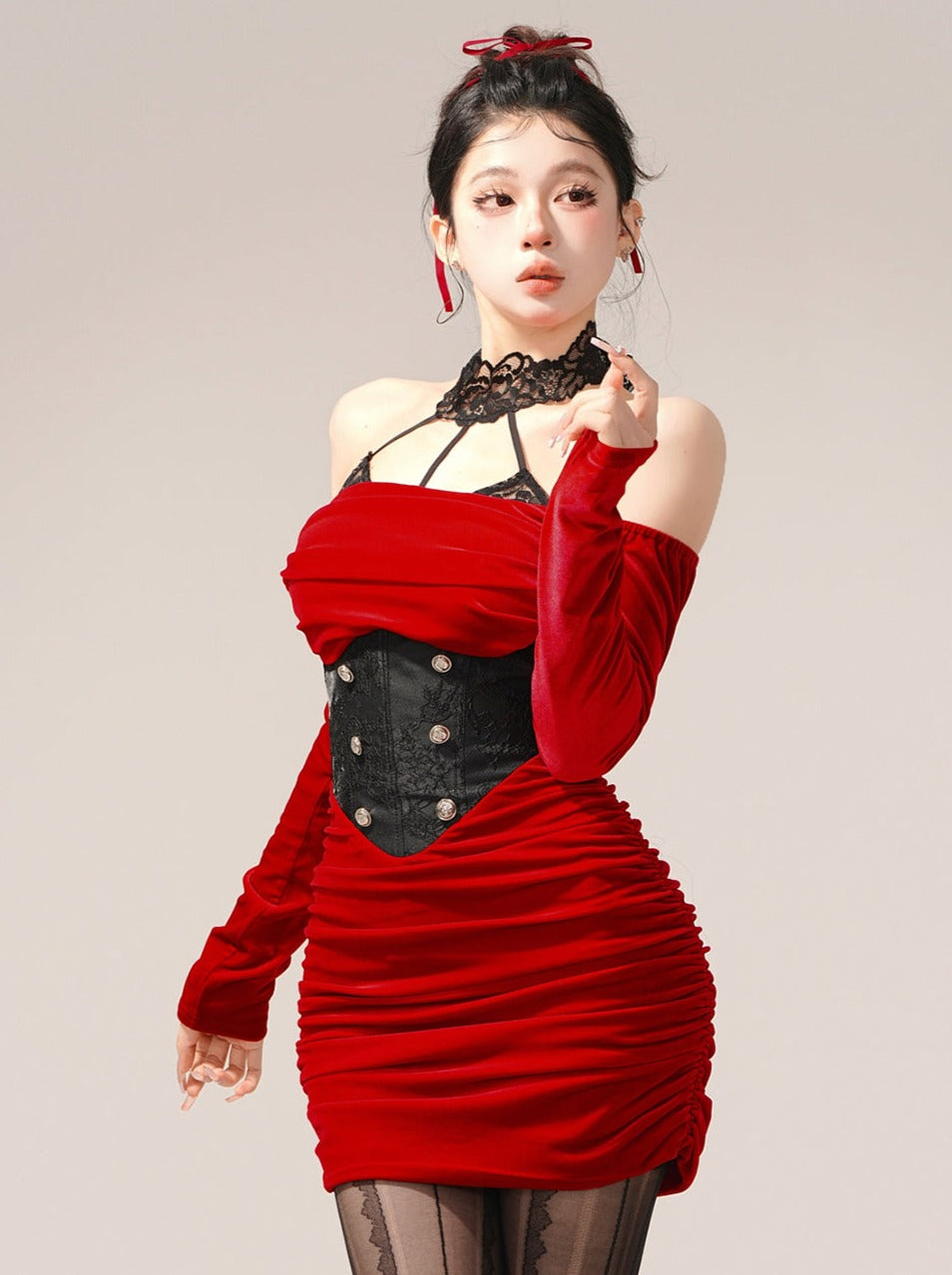 Rotes Partykleid aus Samt für eine Pariser Cocktailparty